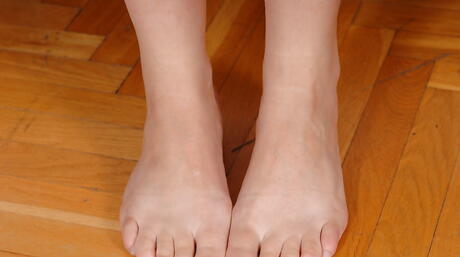 Brunette américaine très attrayante Milf Dana Dearmond en jean serré aime le fétichisme chaud du pied
