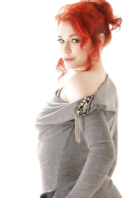 令人惊叹的红发少女贾丝廷-朱莉穿着性感内衣露出屁股
