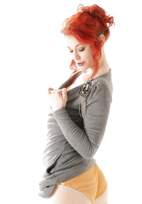 Increíble pelirroja milf Justine Jolie en sexy Lingery expone su trasero
