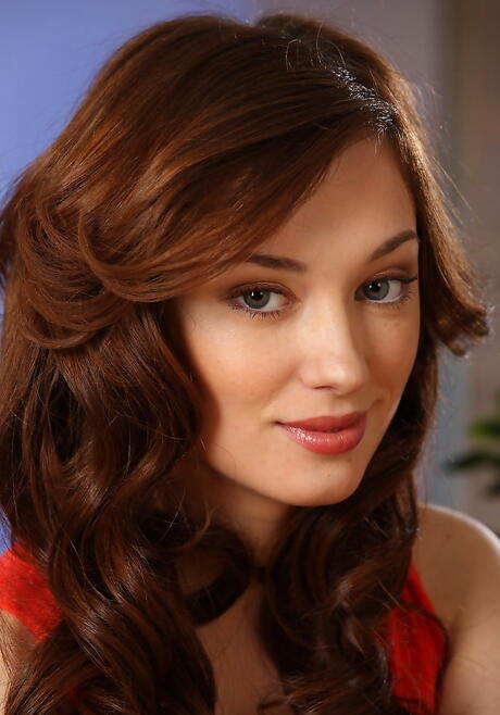 Sylphlike Darkhaired Teen Halena A In Sexy undies är fotfetisjist
