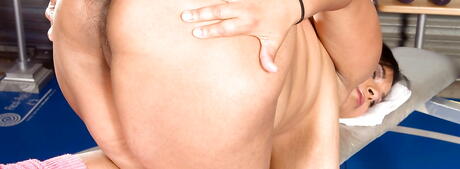 매혹적인 미국 여인 카멜리아 데이비스가 큰 가슴을 드러내고 다리를 벌리고 있습니다.
