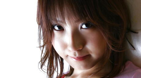 Nieuwsgierige Japanse hottie Haruka Morimura in fancy rok legt haar kont bloot
