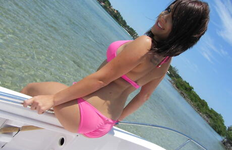 Välformade amerikanska unga Kylie Sky visar stora bröst och onanerar utomhus
