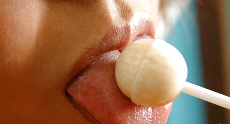 身材匀称的日本青年 Maki Hoshino 展示大奶子和性感翘臀
