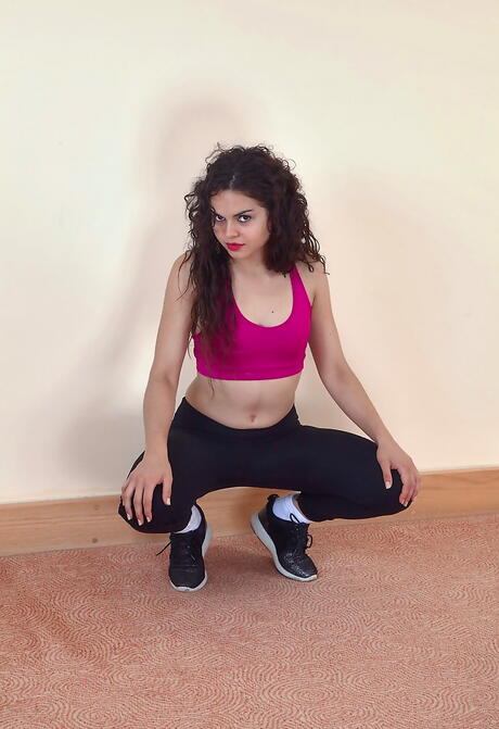 Hottie noire américaine succulente Sierra en culotte chaude présentant de minuscules seins et chatte poilue
