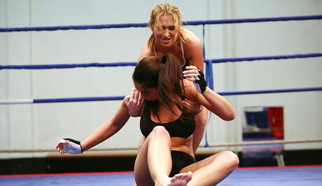 Nude Fight Club: Excellent babes Lisa Sparkle and Linda Ray in catfight lesbian action