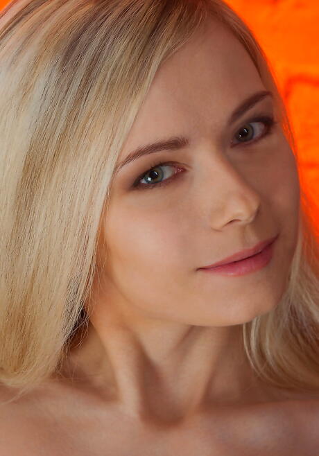 Lenore jovem loiro muito atraente mostra grandes hooters e abre as pernas
