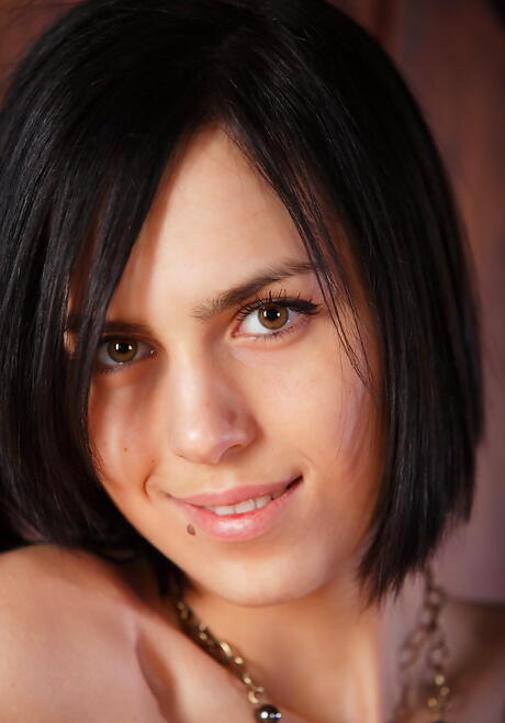 Slender Dark Hair Babe Macy A Baring kleine tieten en spreidt haar benen
