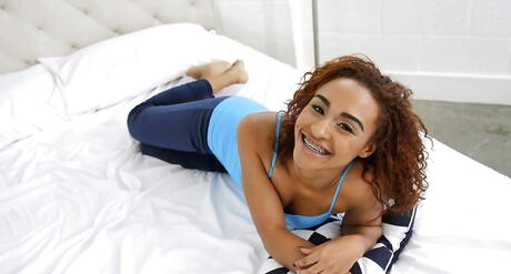 Excelente Hottie Black Nami Dahlia en bragas expone pequeñas tetas y culo sexy
