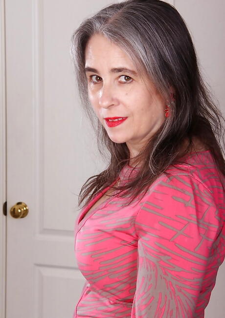 Sfultry tedesco invecchiato Lexy Lou in lingerie mostra grandi hooter e allarga le gambe
