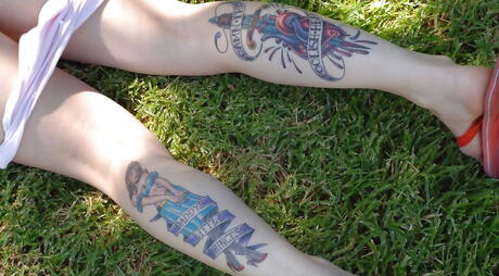 Sehr attraktive amerikanische Milf Joanna Angel macht ein paar heiße Fußfetisch -Action im Freien
