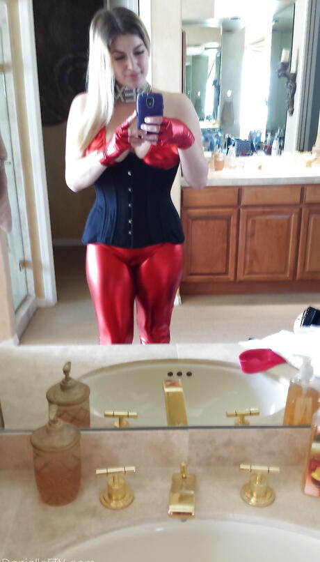 出色的宝贝丹妮尔-德劳内袒露大奶子和性感的屁股，户外运动
