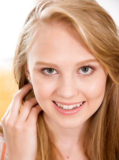 Gracile American Youthful Lily Rader w seksownym ościeżnictwie pokazuje małe cycki i uroczą cipkę
