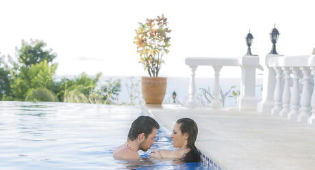 Fortryllende italiensk brunette Milf Martina Gold i hardcore sexhandling nær poolen
