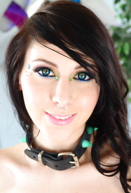 멋진 미국 갈색 머리 섹시 루나 키츠 엔은 큰 노커와 뜨거운 엉덩이를 보여줍니다.
