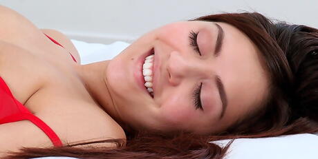 セクシーな下着姿のスレンダー美女アリッサ・リースとキャシー・レインが、ホットなレズビアン・セックスで濡れたアソコを舐め回す。
