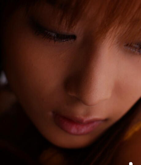 美尻を露わにする日本の超イケメン、御岳涼子
