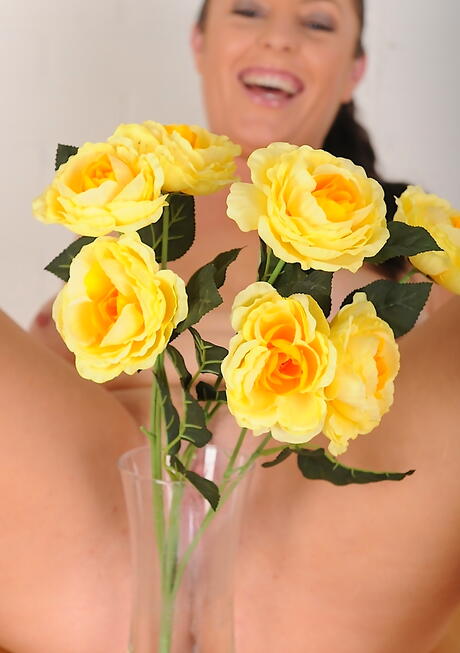 Sexy americana morena milf tamara zorro en jeans ajustados revela grandes tooters y coño peludo
