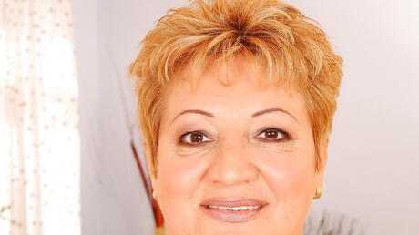 Astrid impressionante em cuecas quentes exibem grandes knockers e boa buceta
