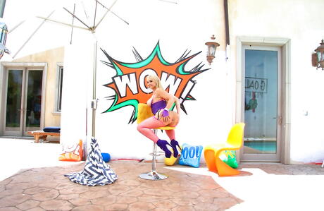 お尻を露出する魅力的なアメリカ人ミルフ、サラ・ヴァンデラ
