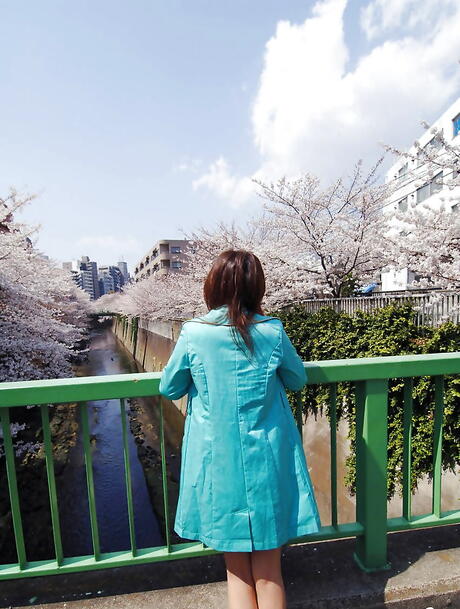 Fantastisk japansk babe maki i underkläder som avslöjar stora knockers och sexig rumpa
