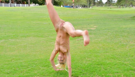 Bardzo atrakcyjny amerykański blond młody Staci Carr robi fetysz na zewnątrz
