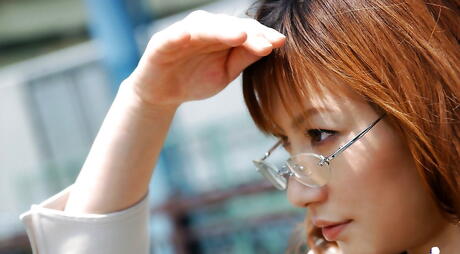 日本美女 Akiko 穿着内衣，露出小乳房，爱不释手地玩着假阳具
