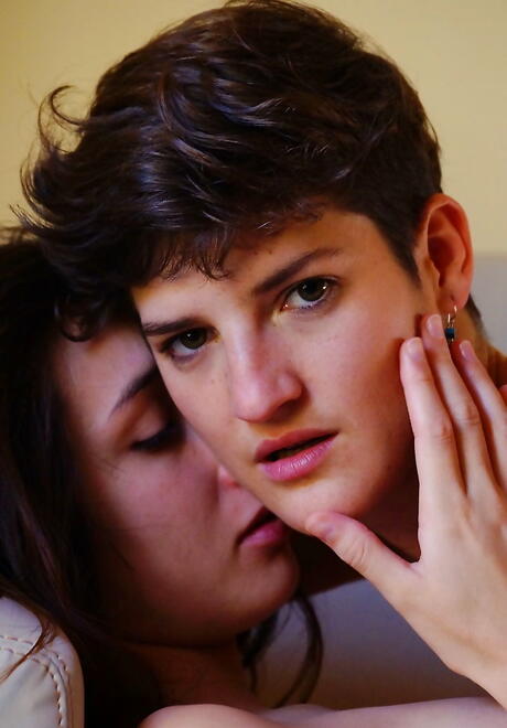 Sylphlike Chicks Carol O e Izabella leccano le fighe succose durante il sesso lesbico caldo
