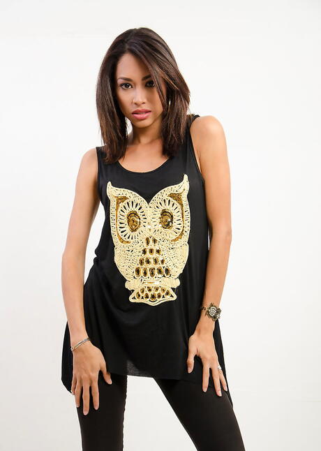 Foxy ciemnowłose nastolatka Rosa Maria ujawnia małe cycki i seksowny tyłek
