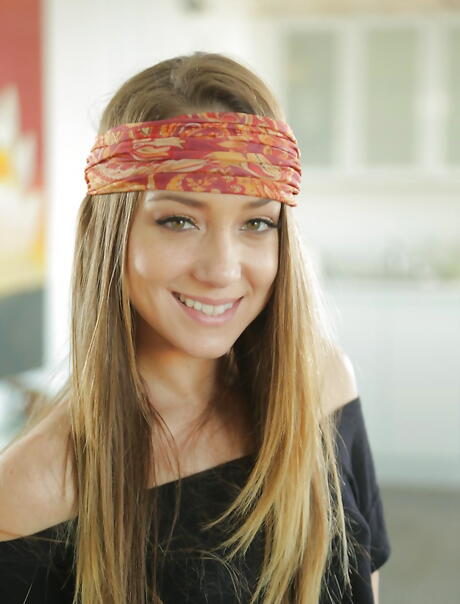 Superbe blonde américaine Remy Lacroix montrant son cul
