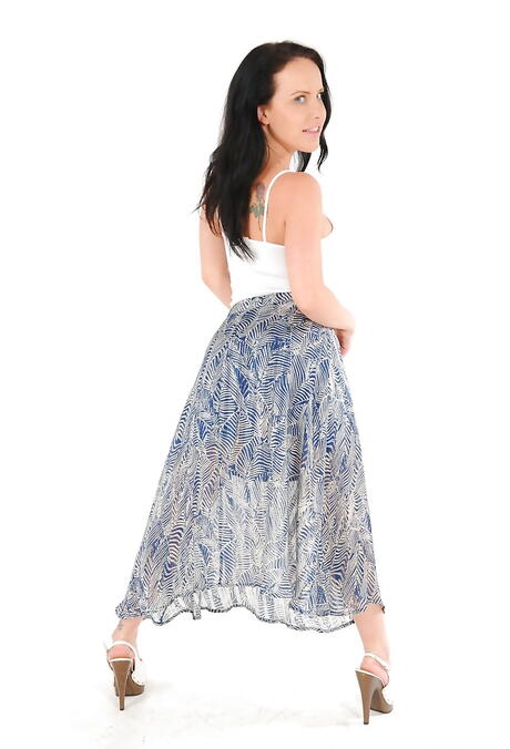 امرأة سمراء قذيفة هوتي كاتي سانت آيفز تظهر لها بعقب
