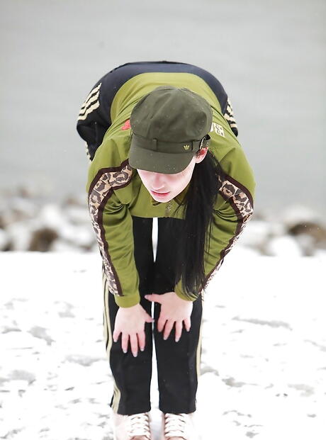 ハンガリーの魅惑的なポルノ女優アレッタ・オーシャンが、野外で大きなフーターとお尻を丸出しにする。
