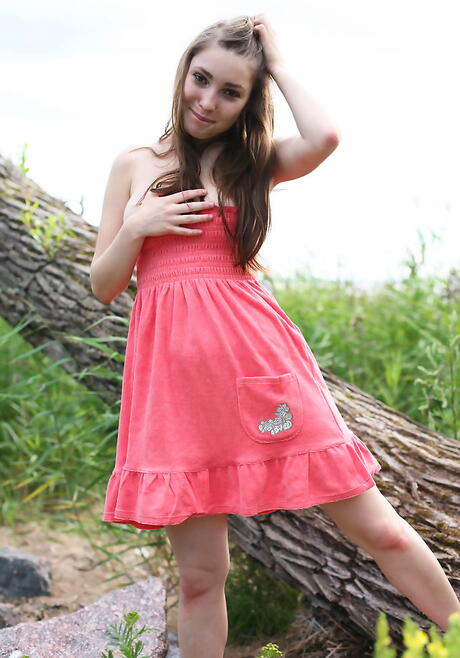 Läcker ung Mila H i snygga kjol som visar små bröst och sprider benen utanför
