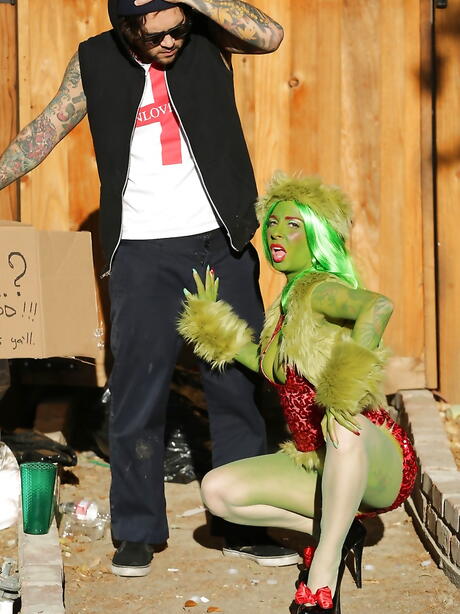 Zwoele Amerikaanse milf Joanna Angel zuigt buiten op Big Shaft buiten
