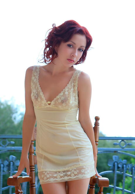 Night Youthful di Redhead Formyhead A In Lingerie che scoppiò piccole tette e allargando le gambe all