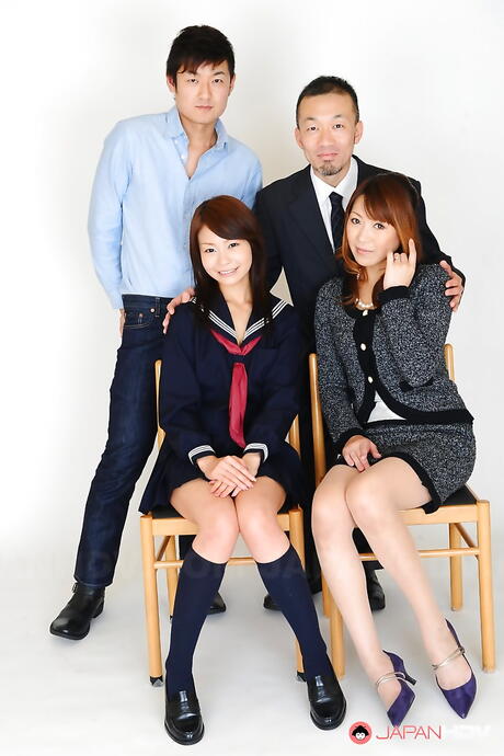 Gracile Women Yuri Aine og Jun Kusanagi viser varme kroppe
