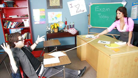 热辣的美国人 Brooke Belle 在热辣的口交之后被狠狠地撞击在她的美穴中
