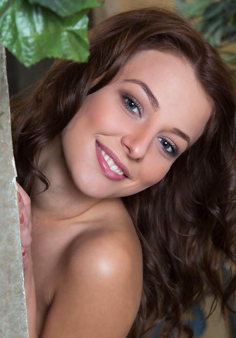 امرأة سمراء سمراء في سن المراهقة نيكيا تكشف الثدي الصغيرة وعقب
