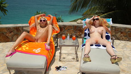 Slender Babes Jana Jordan en Jayme Langford in hete bikini likken natte kutjes en een plezier geven met speelgoed buiten
