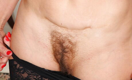 Sultry American Mature Sabina Wexler rivela grandi tette e sexy
