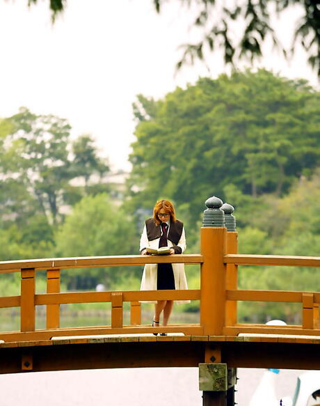 Zmysłowite japońskie hottie Yamazaki Akari w mundurach pokazujących duże cycki i rozkładając nogi
