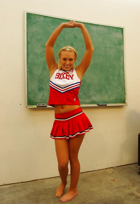 金发辣妹杰米-詹姆斯（Jamey James）大秀翘臀
