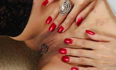 Zwoele Tsjechisch donkerharige volwassen Marcy Darling toont grote tieten en verspreidt haar benen
