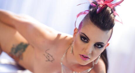 Svelte amerikanska ungdomliga Rachael Madori visar hennes rumpa och sprider benen
