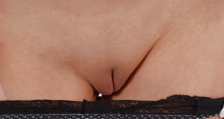 La splendida ragazza bionda Gabriela svela piccole tette e allarga le gambe in bagno
