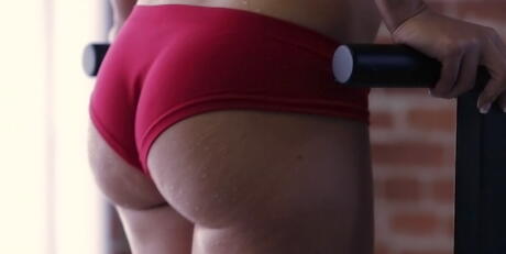 穿着内裤的加拿大好奇宝贝阿丽莎-里斯（Alyssa Reece）露出屁股，张开双腿
