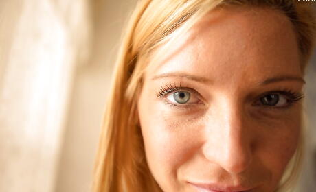 Charmoso American Blonde Milf Niki Lee Young in Sexy Lingery gosta de algum fetiche por pé quente
