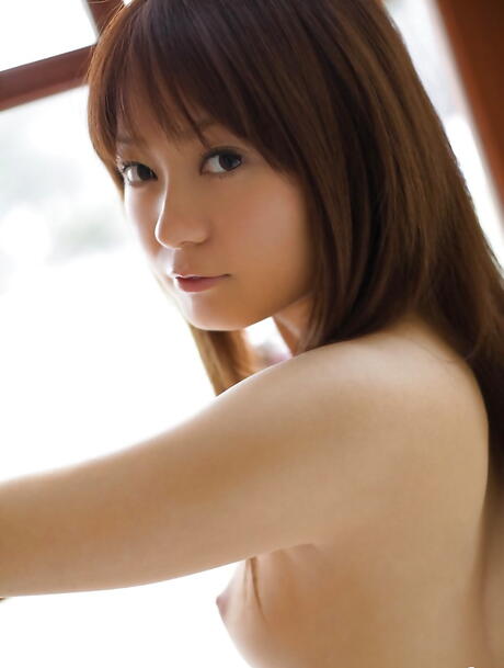 Idols 69: Sfultry giapponese Cutie Rina espone il suo culo in bagno