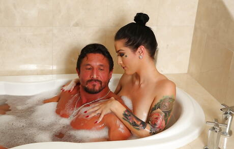 Nuru Massage: Fantastisk amerikansk mörkhårig Katrina Jade i underkläder knullad efter våt avsugning i badrummet