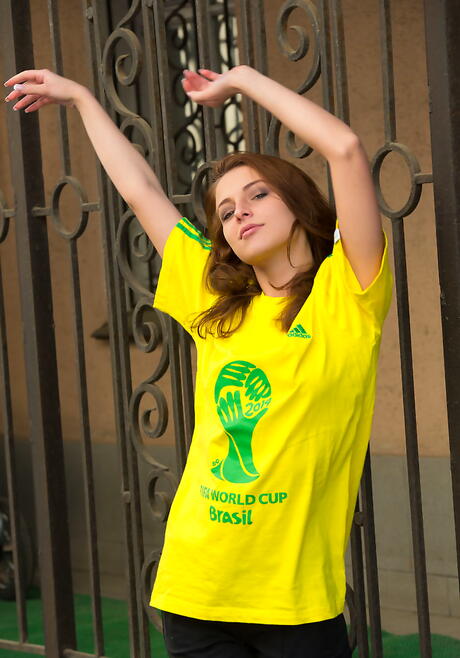 Sylph -achtige tiener Nikia A Baring Tiny Tits en Hot Ass Outdoor
